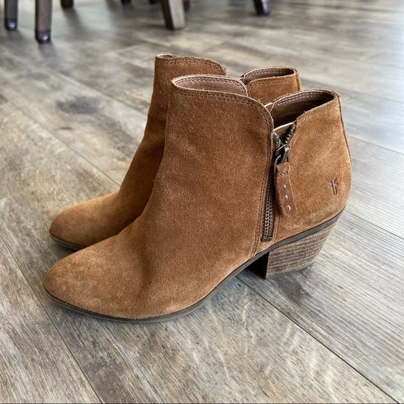 Like New! Frye Judy Zip Block Heel Tan Boots - Picture 1 of 10